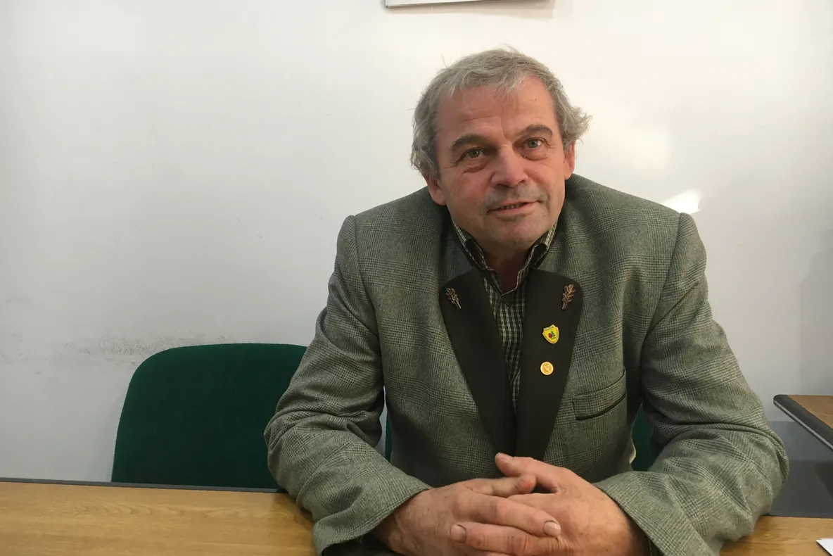 Presiune asupra lucrătorilor silvici: pădurar ameninţat că i se taie gâtul!