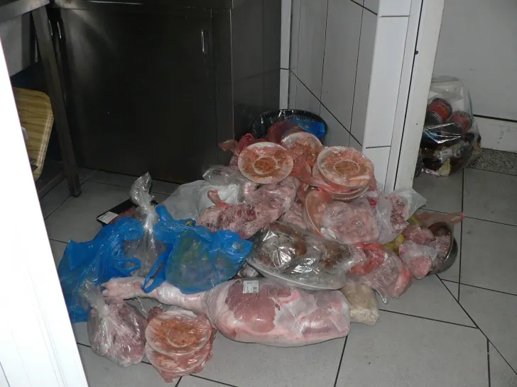Carne expirată la o cantină școlară și produse alimentare cu termen de valabilitate depășit