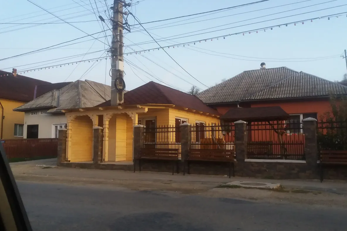 ( FOTO ) Clădire construită în jurul unui stâlp într-o localitate din Maramureș