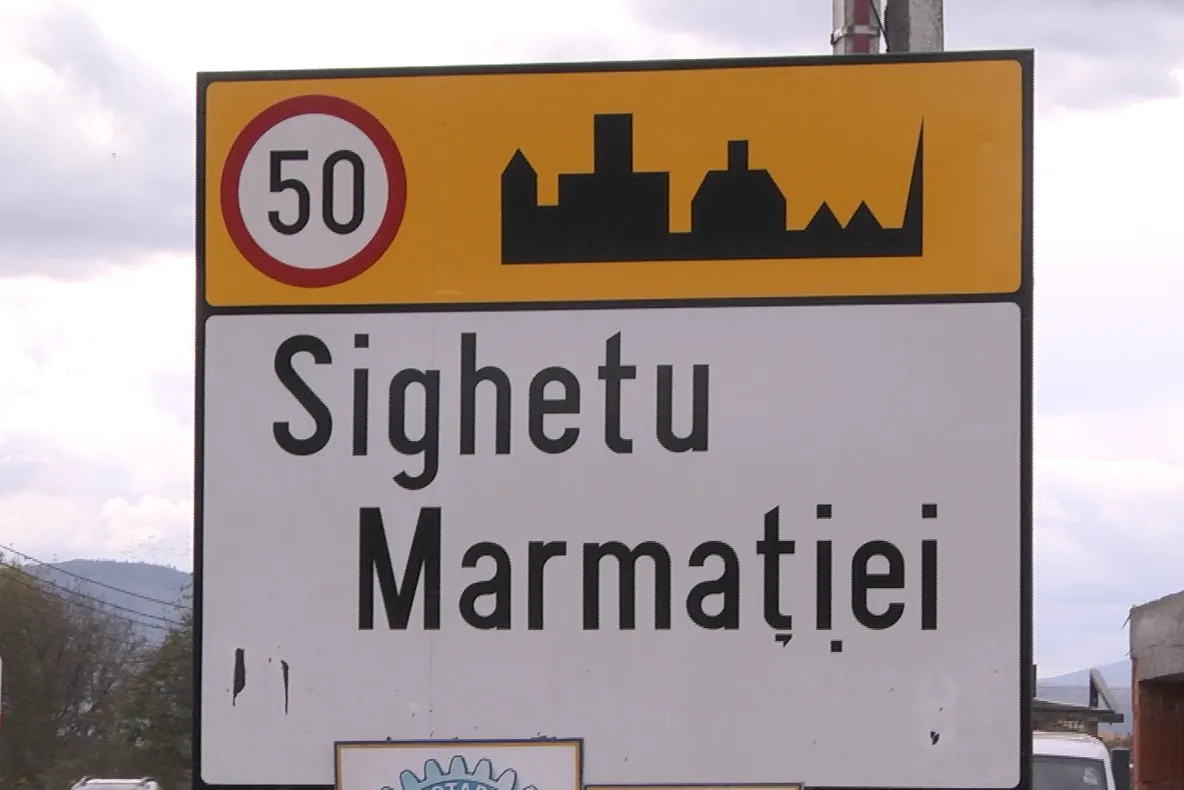 Indicatoarele în limba maghiară de la intrarea în Sighetu Marmatiei au fost vandalizate