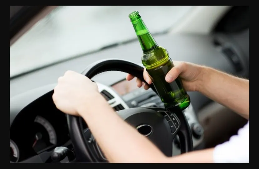 A urcat la volan în stare de ebrietate şi fără permis