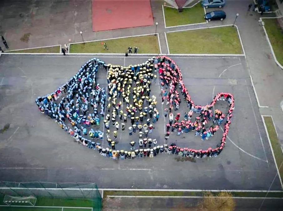 ( FOTO) 500 de elevi de la un liceu din Maramureș au alcătuit harta umană a României