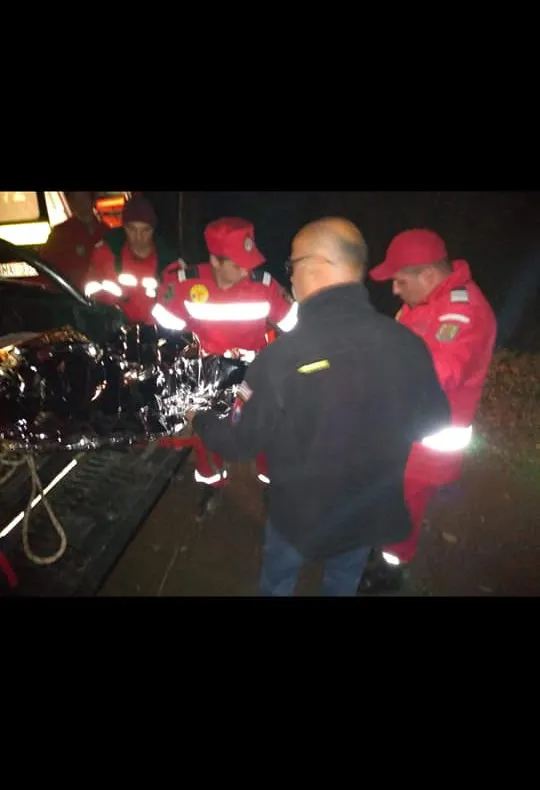 Bărbat de 20 ani salvat după ce a căzut dintr-un utilaj