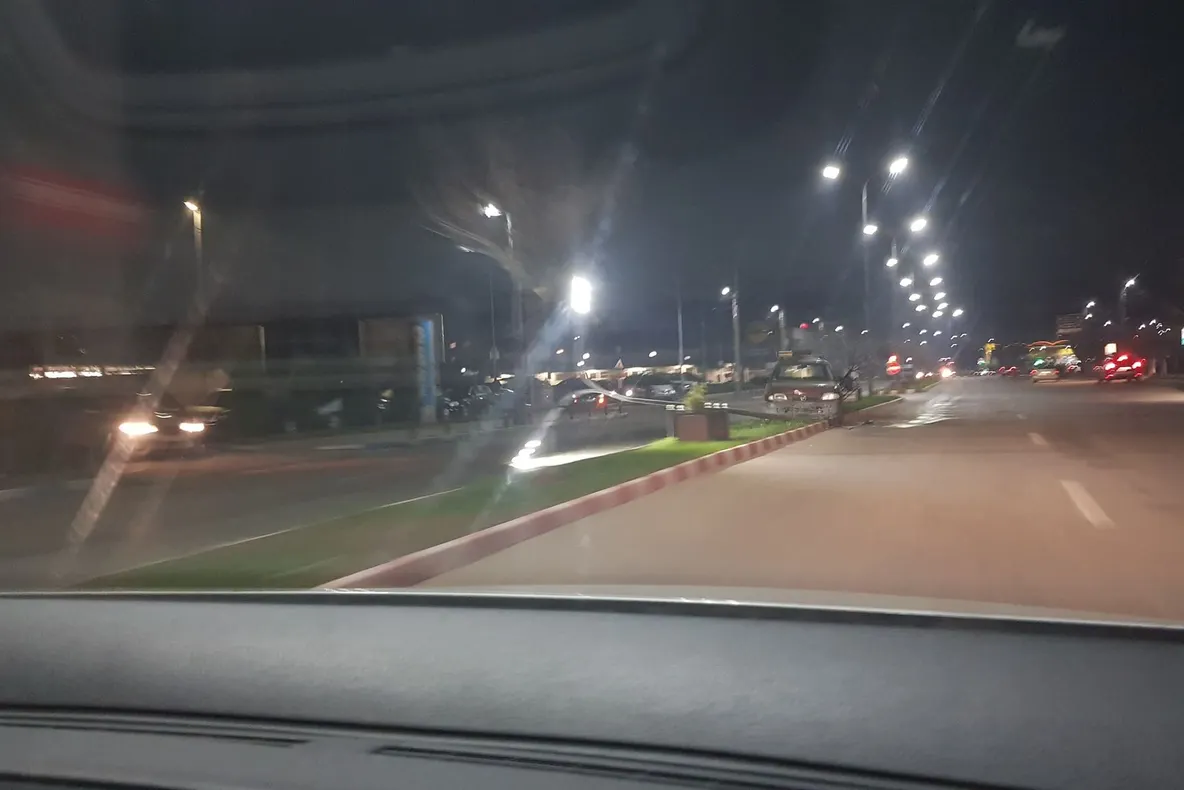 (FOTO) Un sighetean beat a doborât un stâlp de susţinere al iluminatului public  și a ”parcat” pe spațiul verde