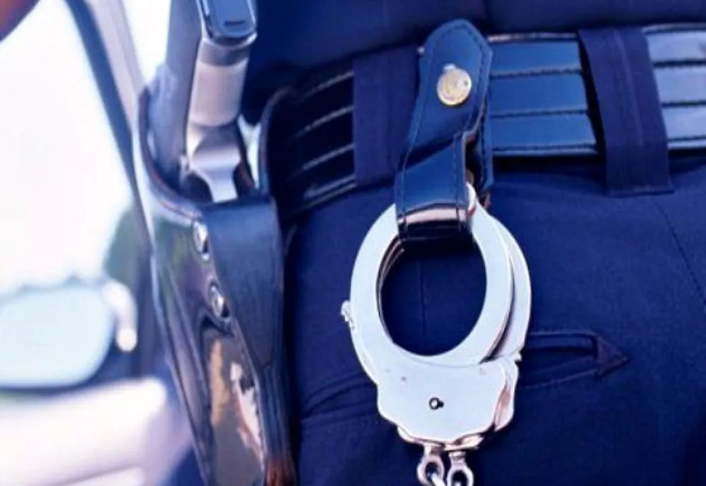 REGLEMENTĂRI: Polițistul este îndreptățit să utilizeze cătușe sau alte mijloace de imobilizare în scopul împiedicării sau neutralizării acțiunilor violente 