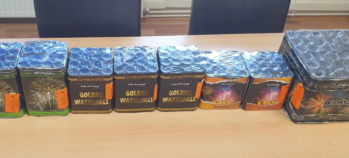 Artificii, pocnitori, ilegale de sărbători, ridicate de poliţiştii maramureșeni
