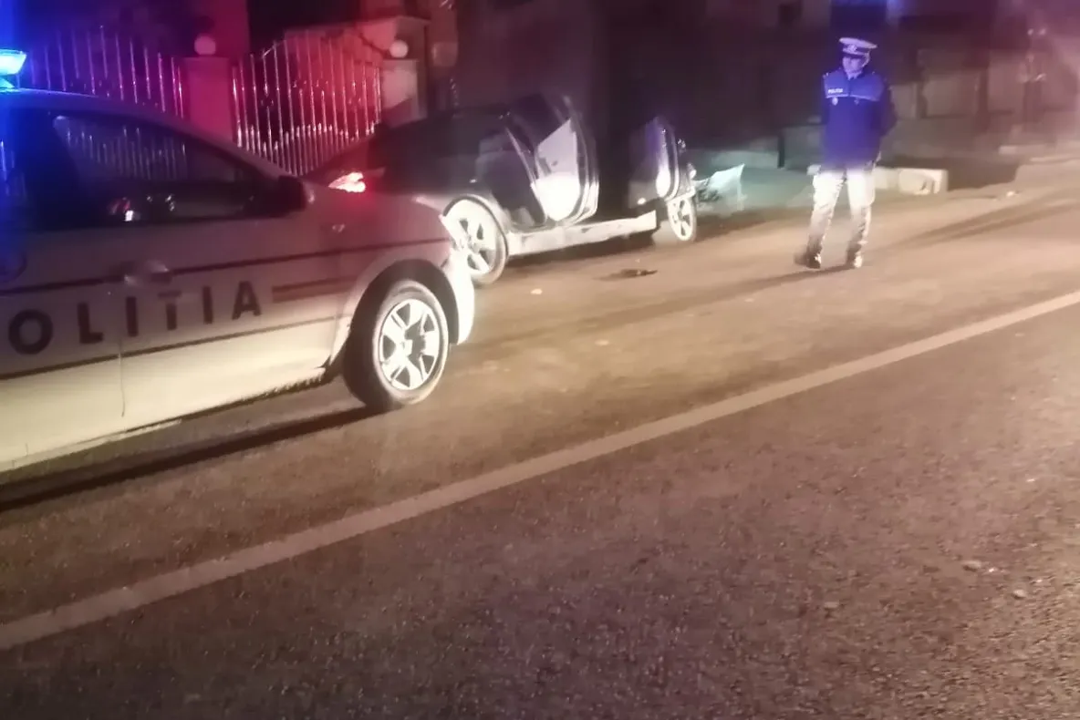 URMĂRIRI ÎN TRAFIC: A vrut să fugă de polițiști dar s-a înfipt într-un podeț