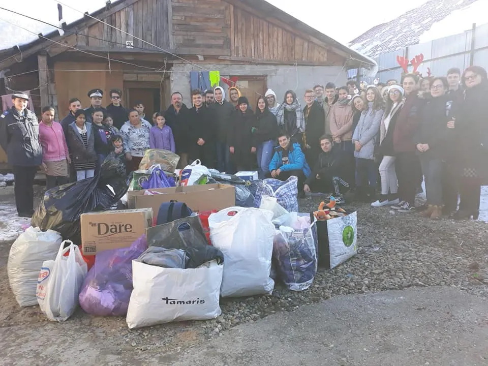 Jandarmii maramureșeni vin în sprijinul unei mame văduve și a celor 14 copii minori ai săi