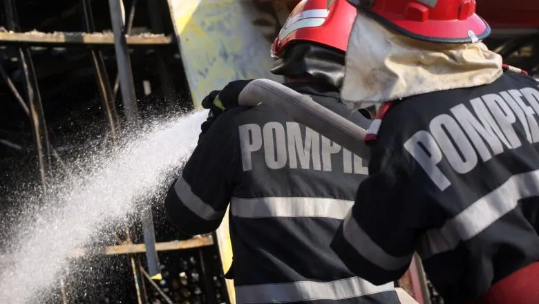 Pompierii maramureșeni au intervenit ieri pentru lichidarea a două incendii