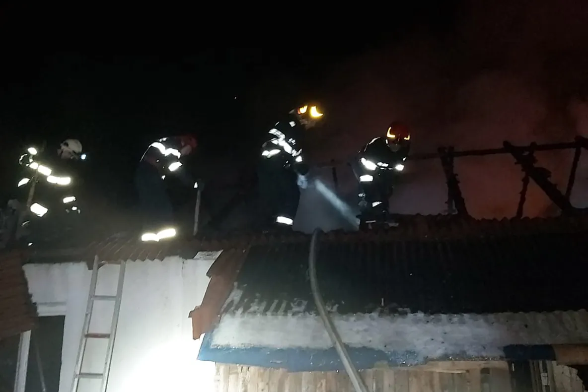 ( FOTO) Casă cuprinsă de flăcări în Baia Mare