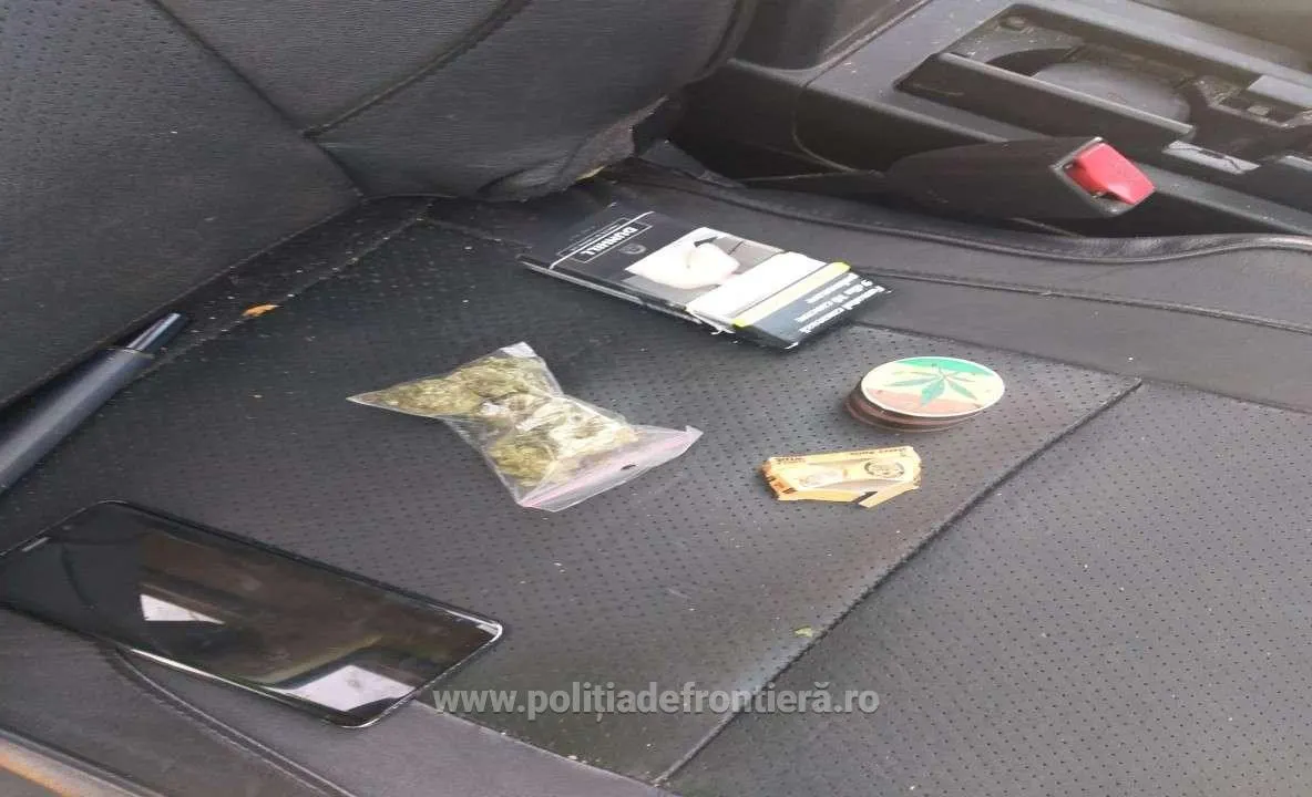 Marijuana descoperită în torpedoul unui autoturism de către polițiștii de frontieră
