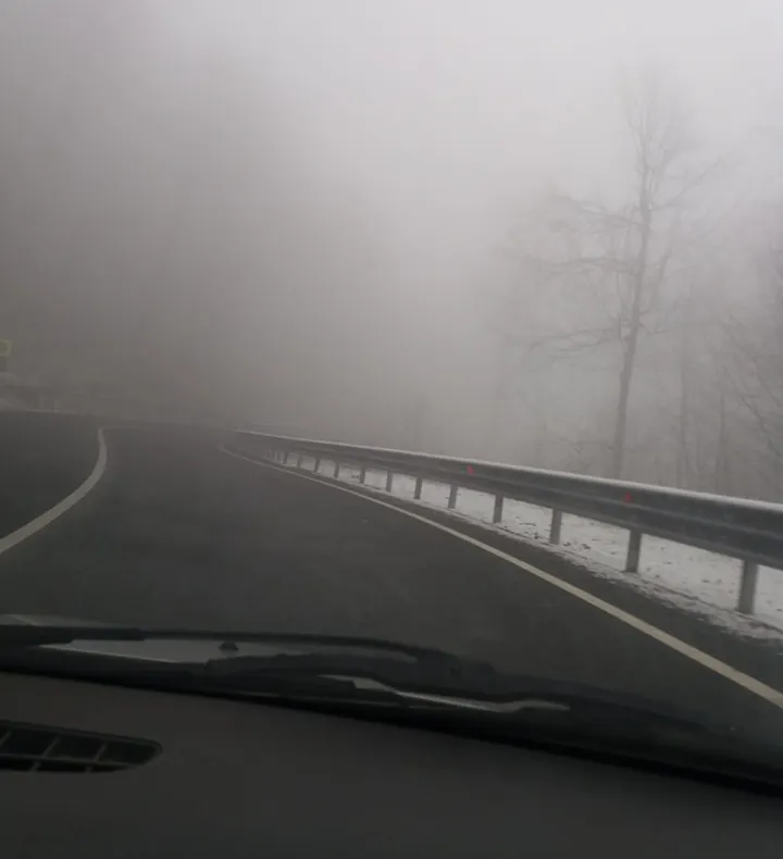 Vizibilitate redusa de ceata, sub 100 de metri, in Pasul Gutai si Pasul Prislop
