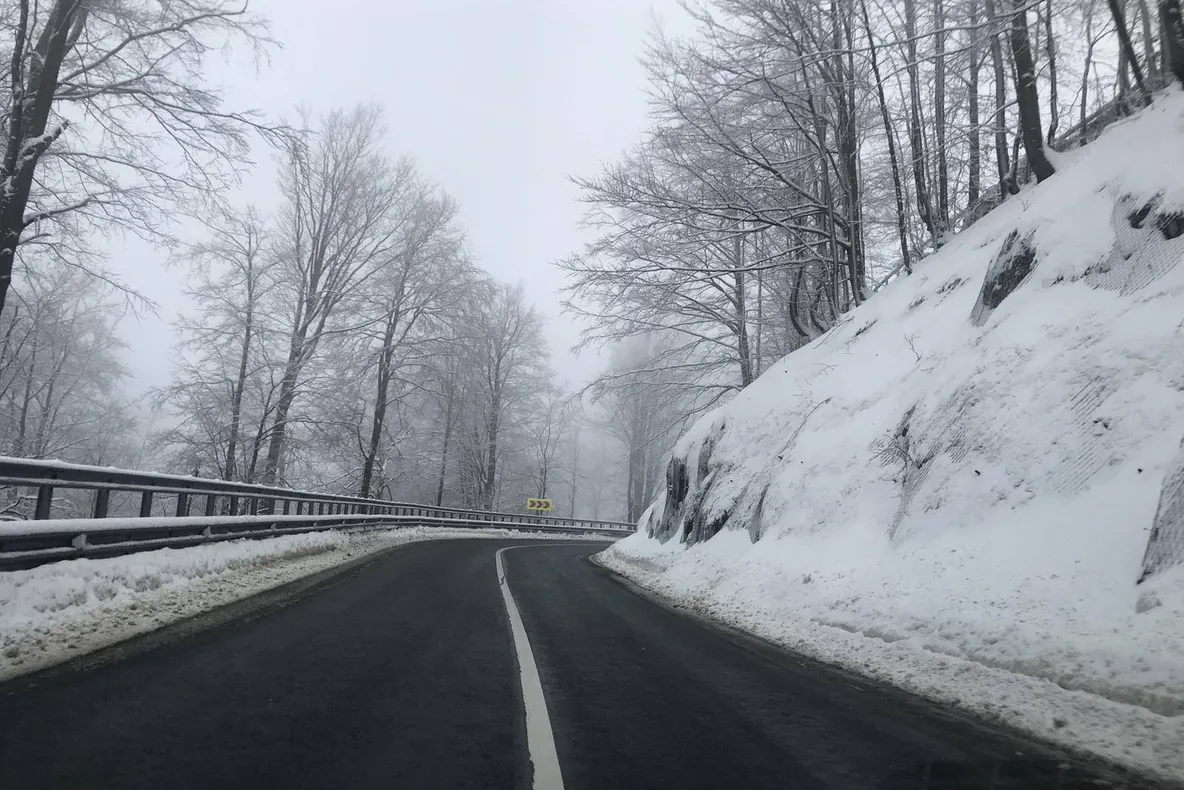 Circulatie rutiera in conditii de iarna pe drumurile din Maramures