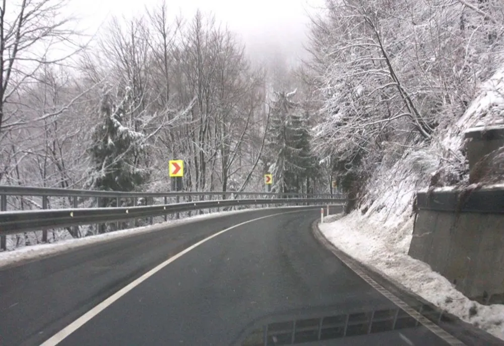 Circulație rutieră în condiții de iarnă în Maramureș
