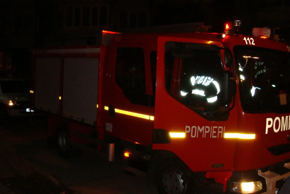 Casă cuprinsă de flăcări în Petrova. O persoană a fost găsită carbonizată
