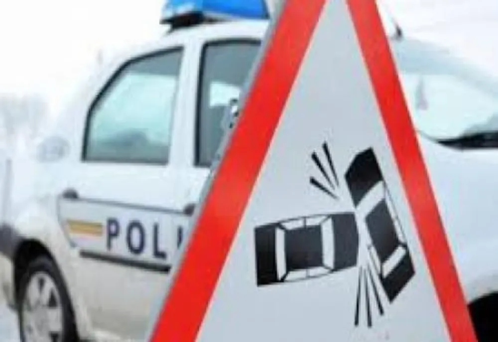 A ajuns cu autoturismul pe plafon, în albia unui pârâu