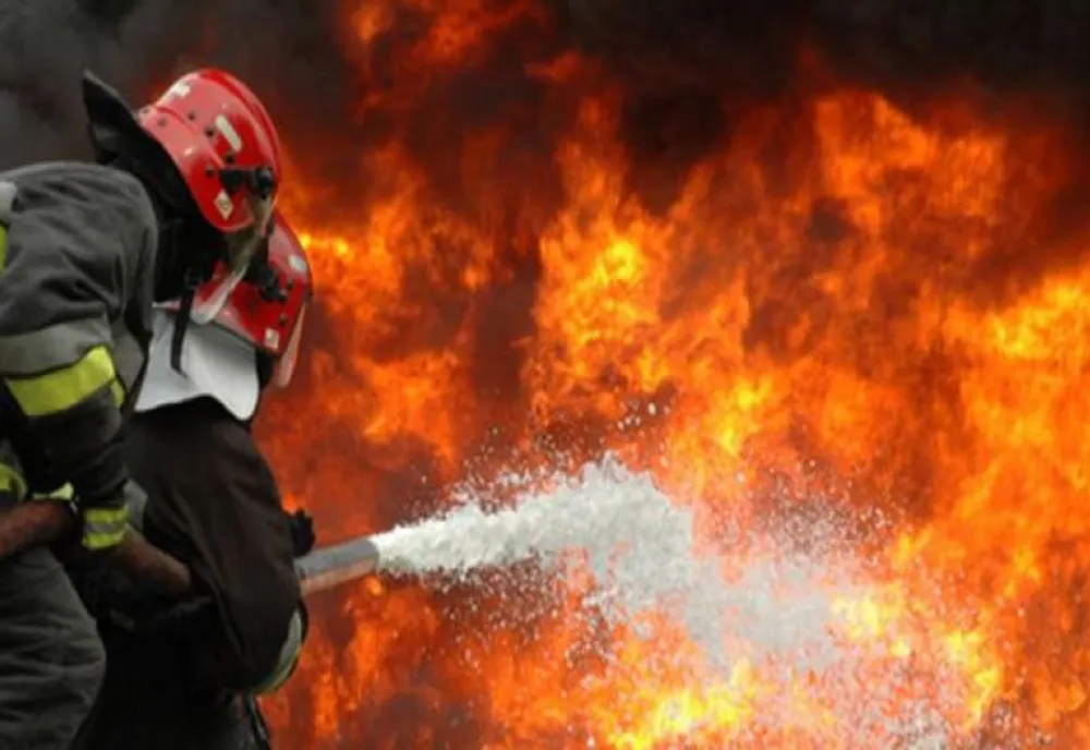SE FAC CERCETĂRI: Un incendiu a distrus nouă autovehicule