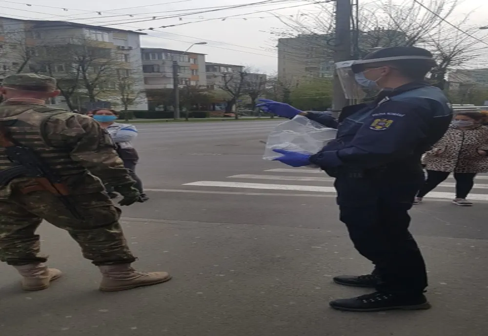Declaraţii tipizate şi măşti de protecţie distribuite de polițiștii maramureșeni persoanelor vârstnice