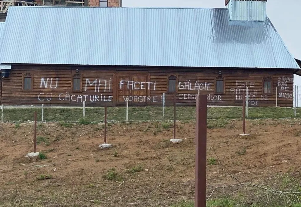 SE CAUTĂ FĂPTAȘII: Peretele unei biserici din Tăuții Măgherăuș a fost vandalizat