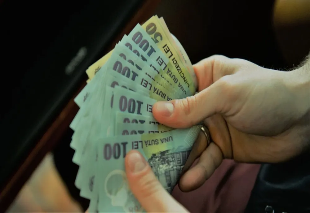 Spirit civic! Un bărbat din Sighetu Marmației a predat poliţiştilor o sumă de bani pe care a găsit-o pe stradă