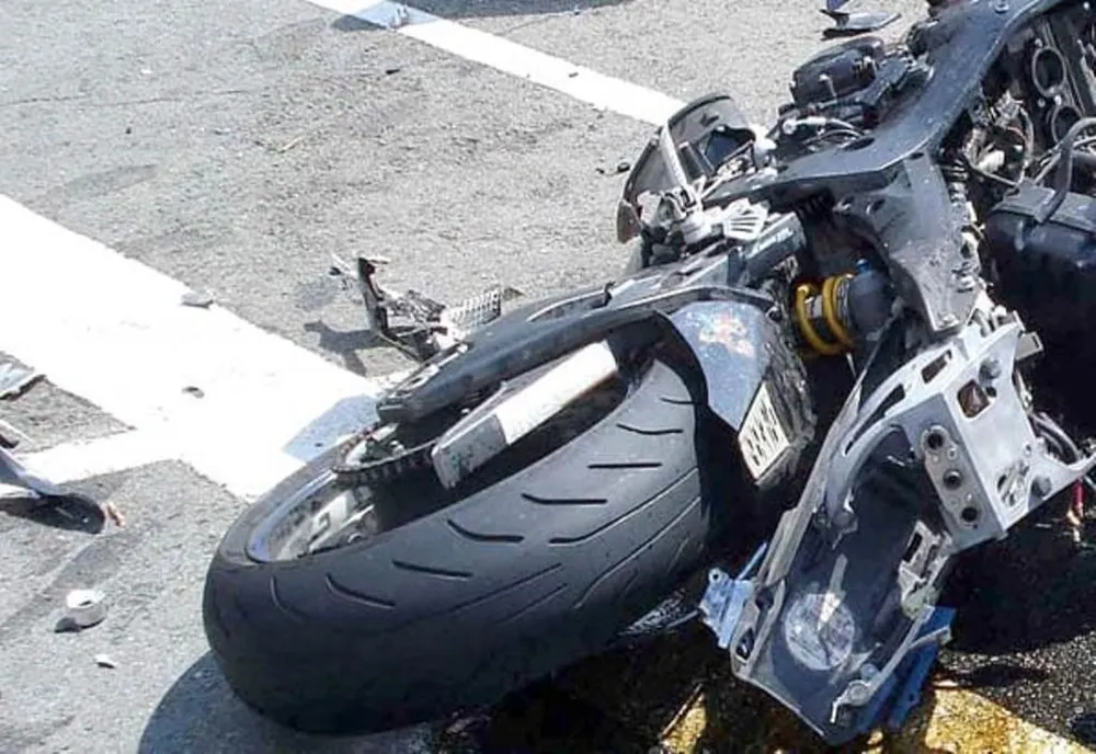 Accident între o motocicletă şi o maşină în Ieud! Motociclistul de 22 de ani a fost rănit