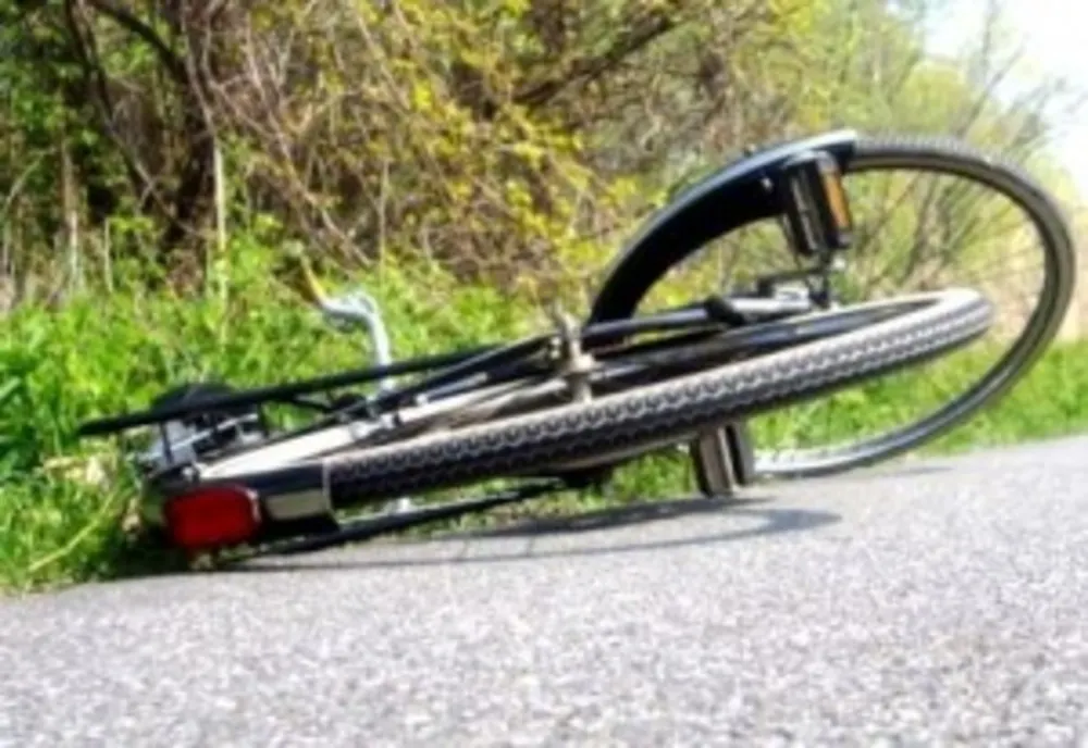 Accident straniu: un biciclist s-a izbit de o maşină! Şoferul autoturismului era beat