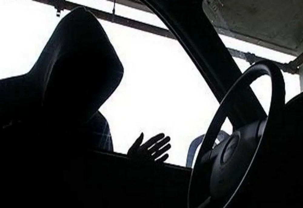 Doi tineri prinşi în flagrant! Încercau să fure bunuri dintr-o maşină parcată pe o stradă din Baia Mare