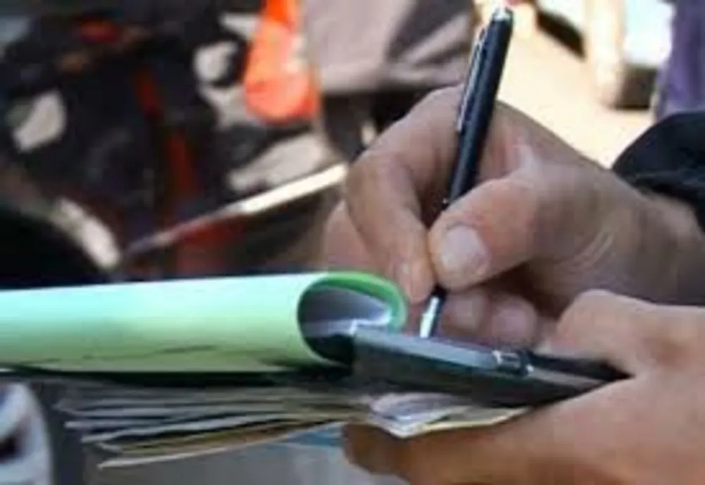 13 bărbaţi prinşi la volan beţi sau fără permise de conducere