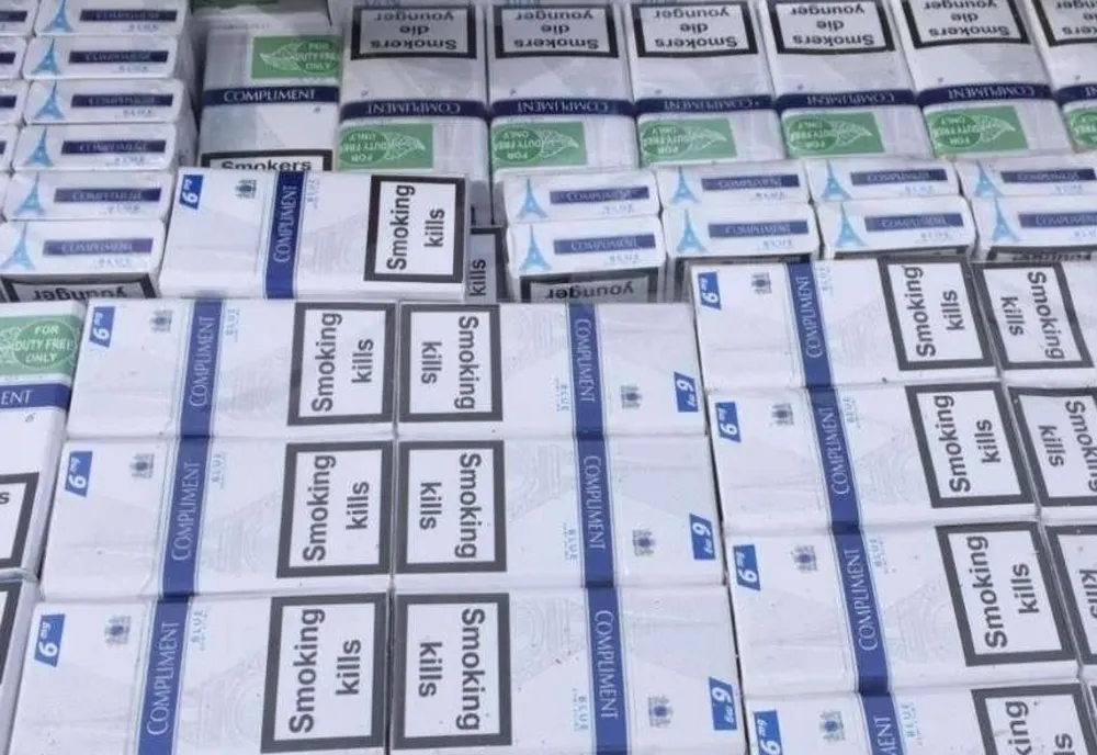 Aproximativ 700 de pachete de țigări de contrabandă, descoperite de polițiști într-un magazin din Cernești
