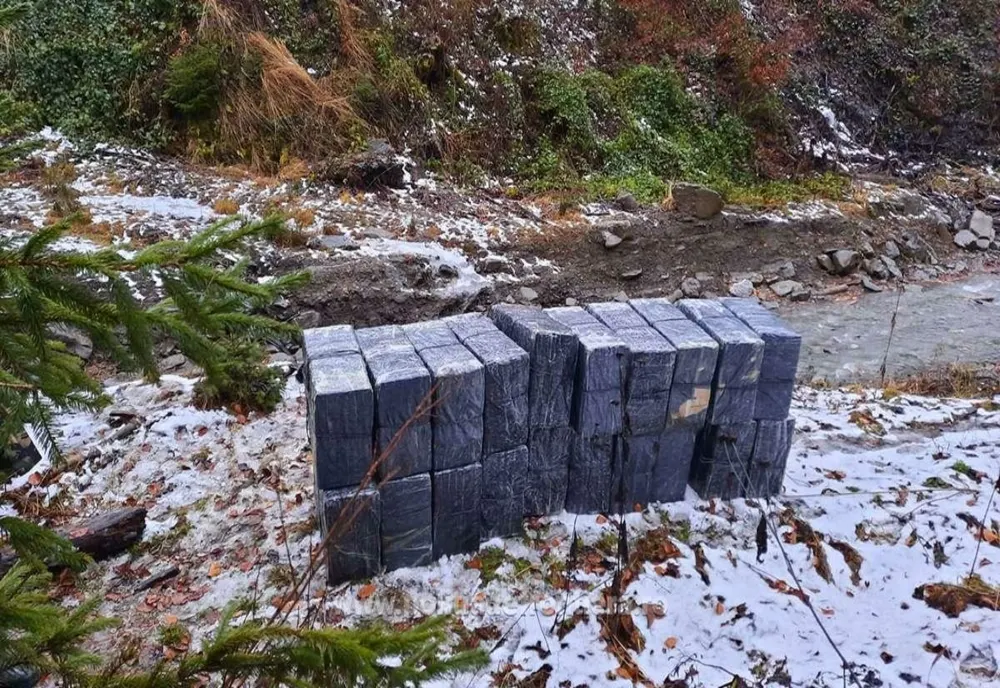 FOTO | 10.000 pachete cu ţigări, în valoare de 117.000 lei descoperite la Poienile de sub Munte