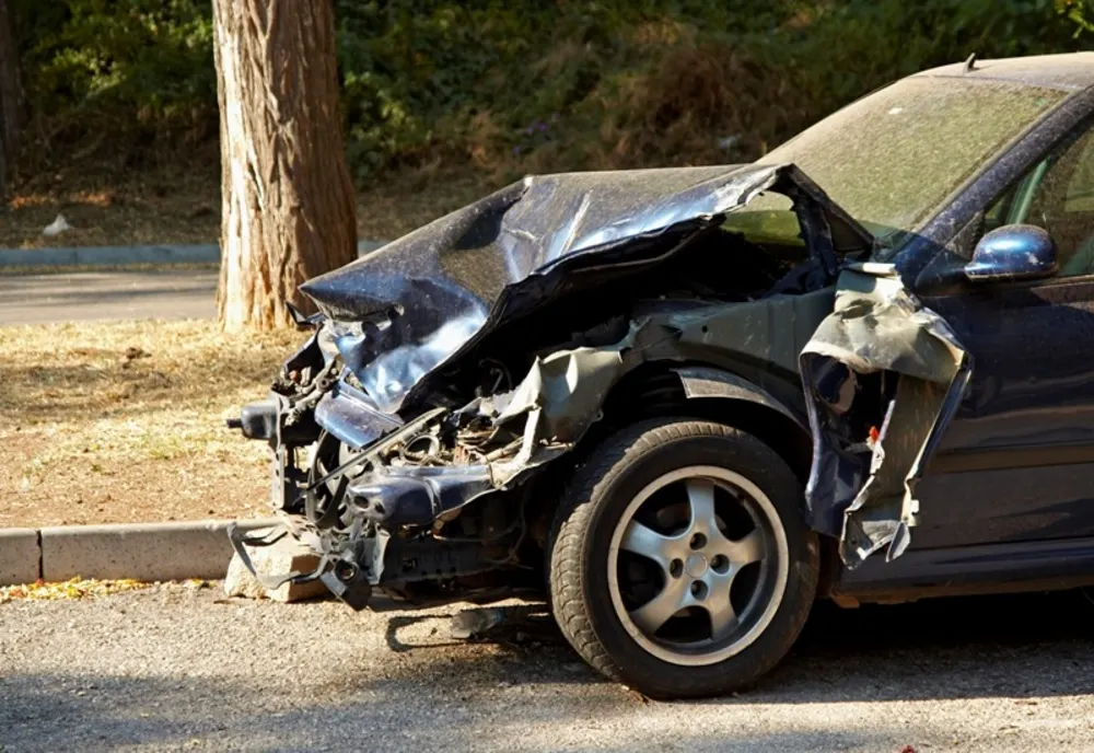 Accident pe strada Victoriei din Baia Mare! Un şofer de 20 de ani s-a răsturnat cu maşina în şanţ
