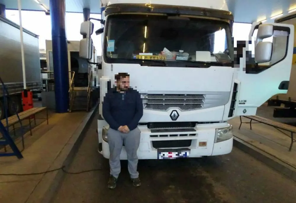 Pakistanez ascuns sub un TIR! După ce l-au găsit, poliţiştii de frontieră au chemat ambulanţa