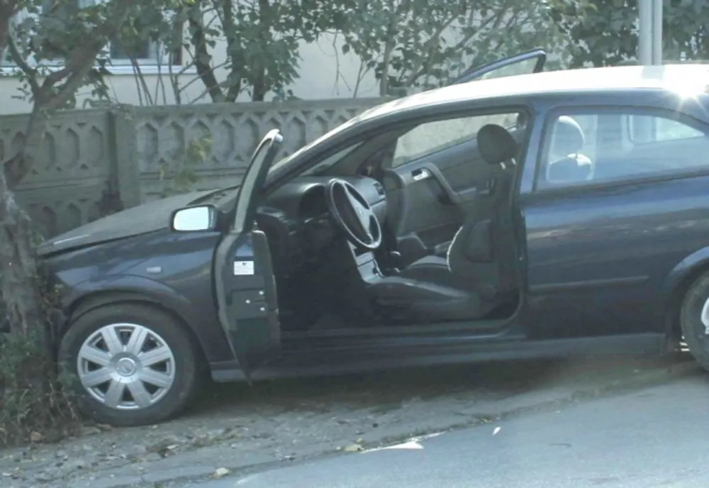 Accident în Ardusat! Un şofer de 19 ani din judeţul Satu Mare a intrat cu maşina în curtea unei case