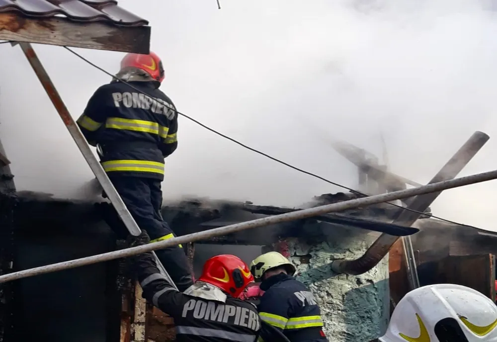 FOTO: Bărbat găsit carbonizat într-o casă cuprinsă de flăcări, în Baia Mare