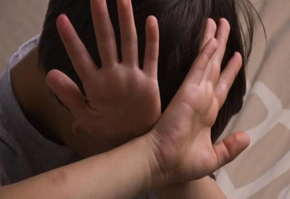 Copil de 7 ani, bătut de tatăl unei colege de clasă! Totul s-a petrecut sub privirile învățătoarei