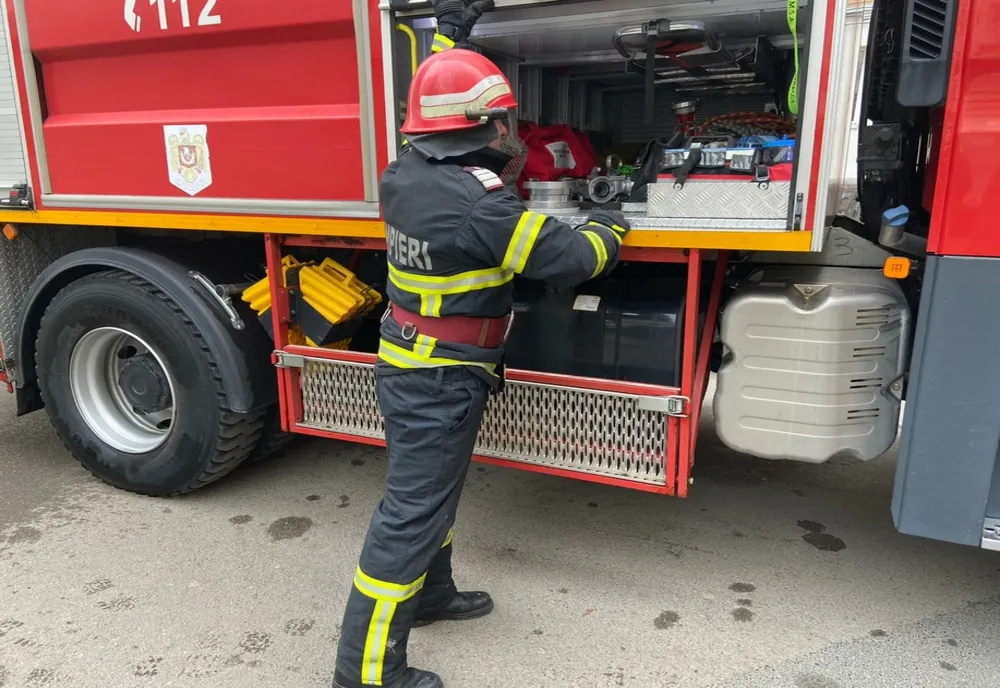 Accident în Baia Mare! Maşina unui italian a luat foc după ce a sărit peste un sens giratoriu
