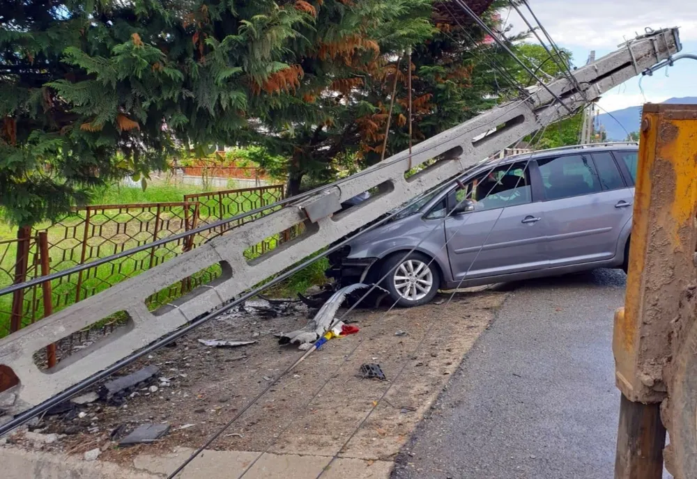 FOTO: Maramureșeancă la spital, în urma unui accident rutier! S-a izbit cu mașina de un stâlp și l-a rupt