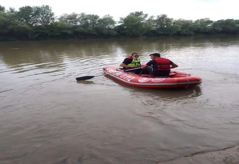 Tânăr din Maramureş căutat de pompierii din Satu Mare în balastiera Apa! Prietenii au încercat să îl salveze
