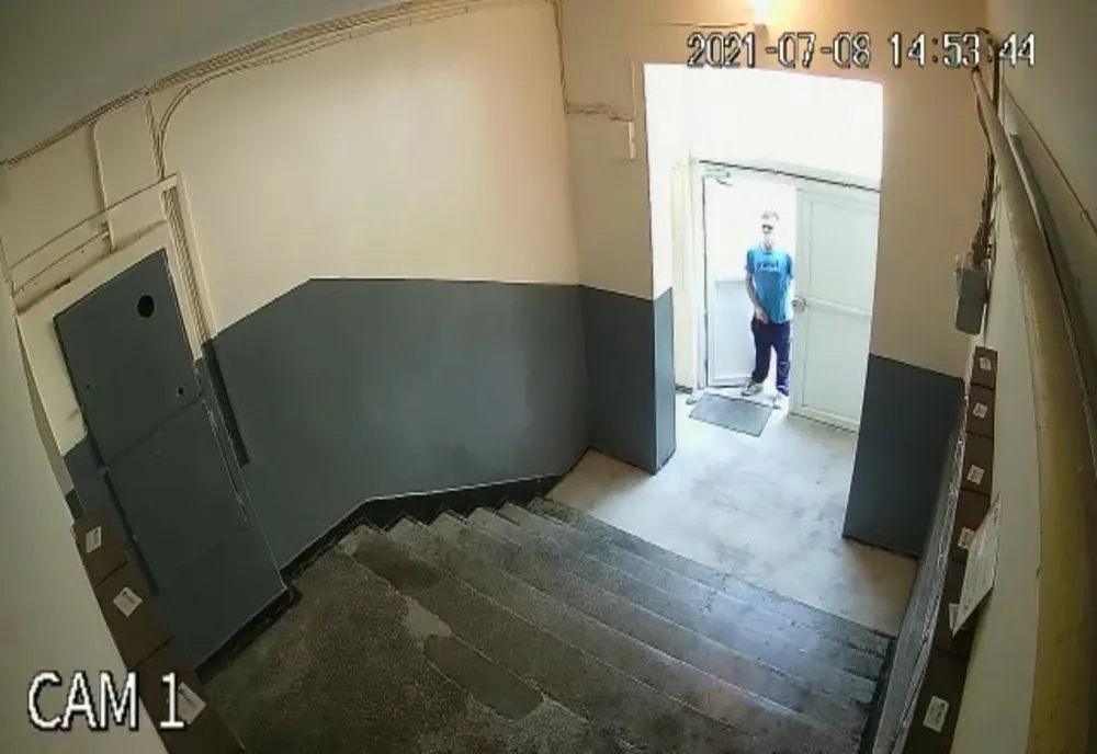 VIDEO | Imagini şocante în Baia Mare! Agresor sexual filmat când se masturba în spatele unei tinere