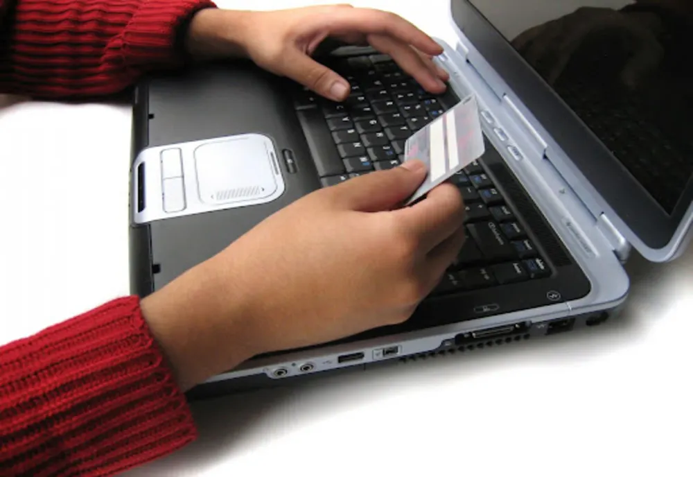 Două persoane din Baia Mare au rămas fără banii de pe card după o înşelătorie online
