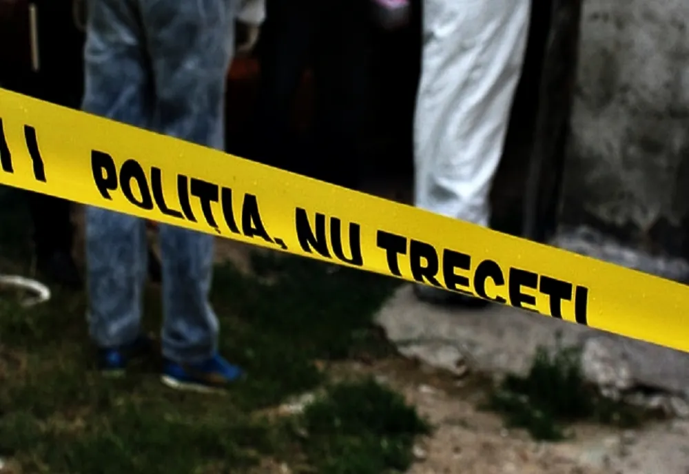 Cadavrul unui tânăr de 22 de ani descoperit în faţa unei case din Baia Mare