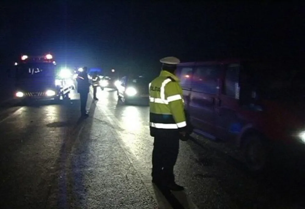 Bărbat beat lovit de o maşină în timp ce încerca să traverseze strada