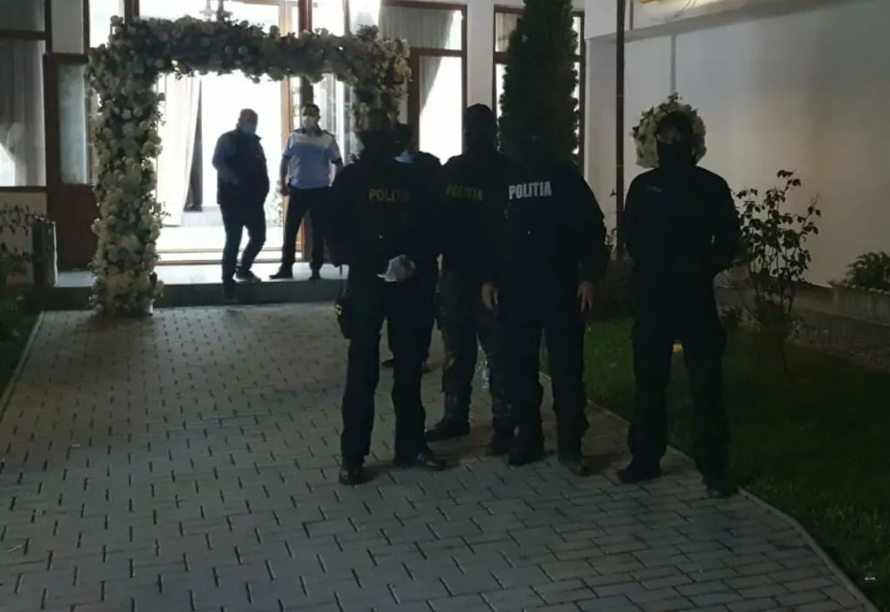 Petrecere la un restaurant din Recea, localitate aflată în carantină! S-au dat amenzi de 39.000 de lei