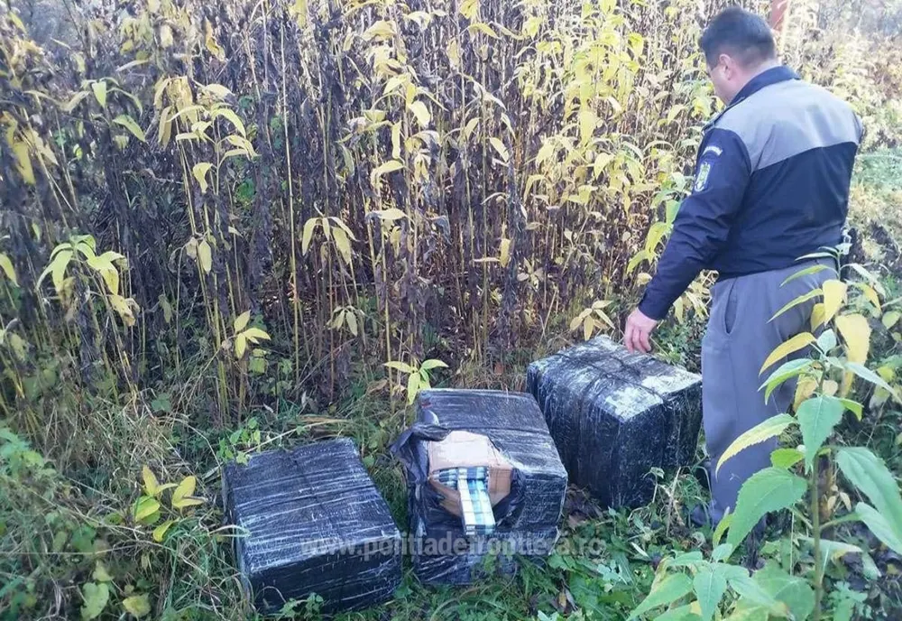 Baxuri cu țigări de contrabandă, de aproximativ 30.000 lei, găsite pe malul Tisei