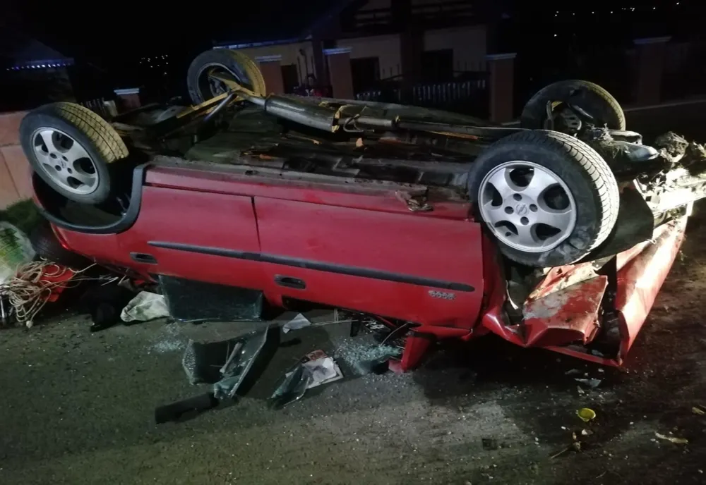O şoferiţă s-a răsturnat cu maşina în şanţ! Poliţiştii maramureşeni au descoperit că era beată şi că avea dreptul de a conduce suspendat