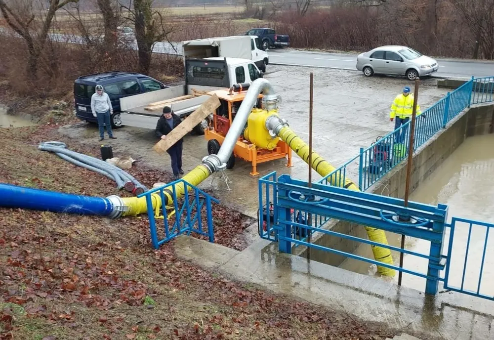 Intervenţie în localitatea Teceu Mic pentru evitarea inundaţiilor