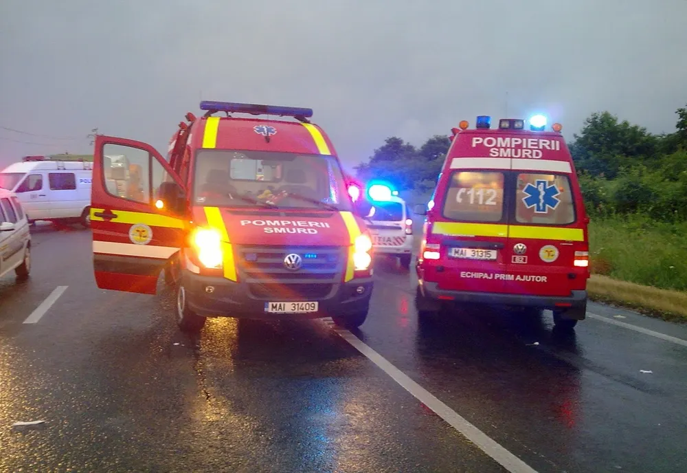 Grav accident în Săcel! Două persoane, soţ şi soţie, au fost lovite de o maşină scăpată de sub control