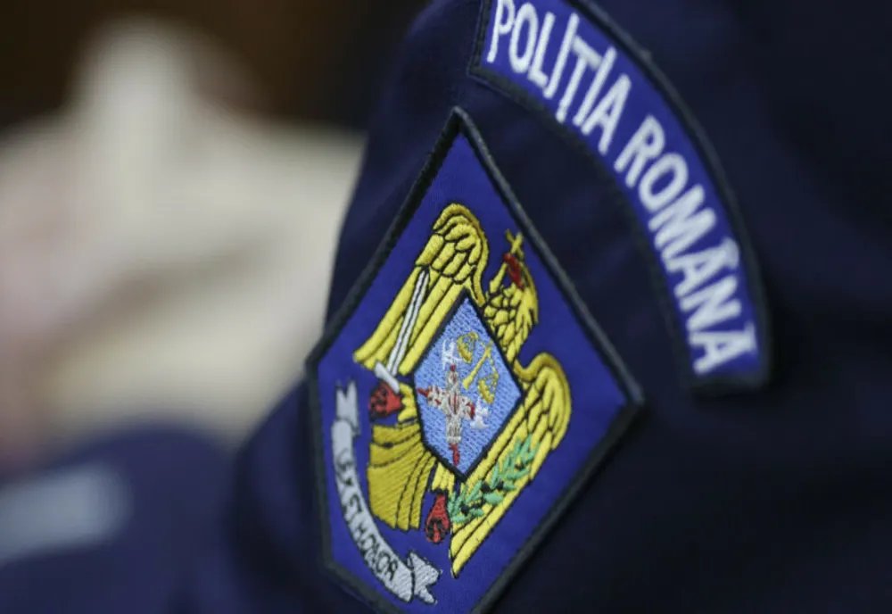 Tânăr din Baia Sprie cercetat după ce a postat pe Facebook o poză cu el îmbrăcat în poliţist