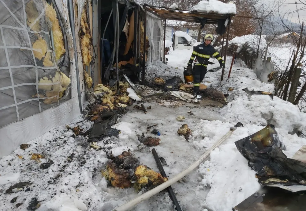 Un cort în care se desfășura un serviciu religios a luat foc, în Baia Mare, din cauza undei butelii defecte