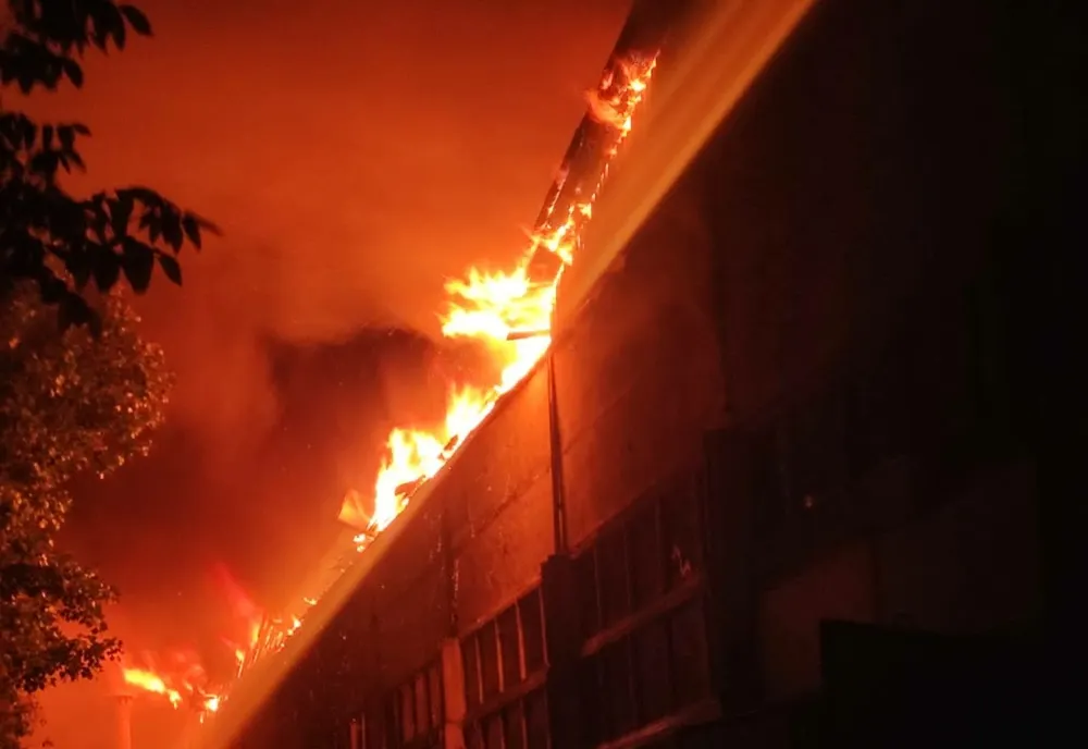 Sighetu Maramației: Hală de producţie şuruburi cuprinsă de incendiu (FOTO)
